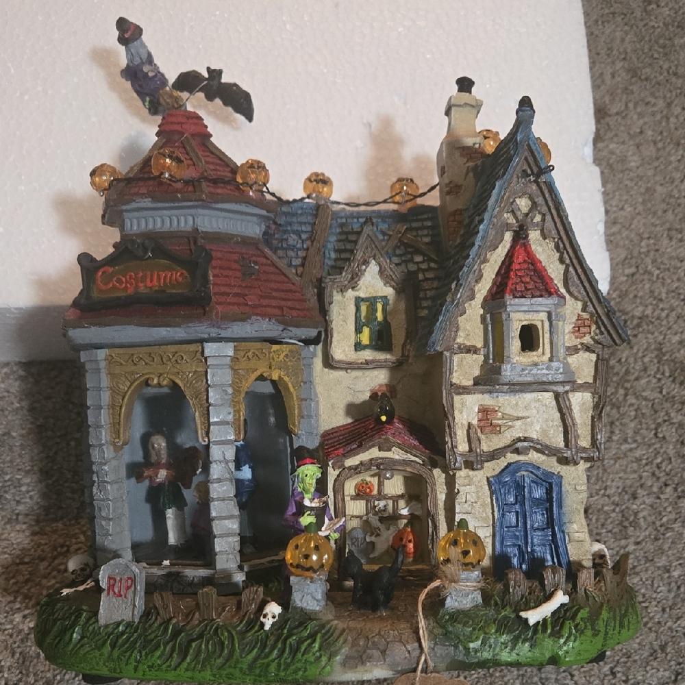 Pumpkin Hollow Costume Shop